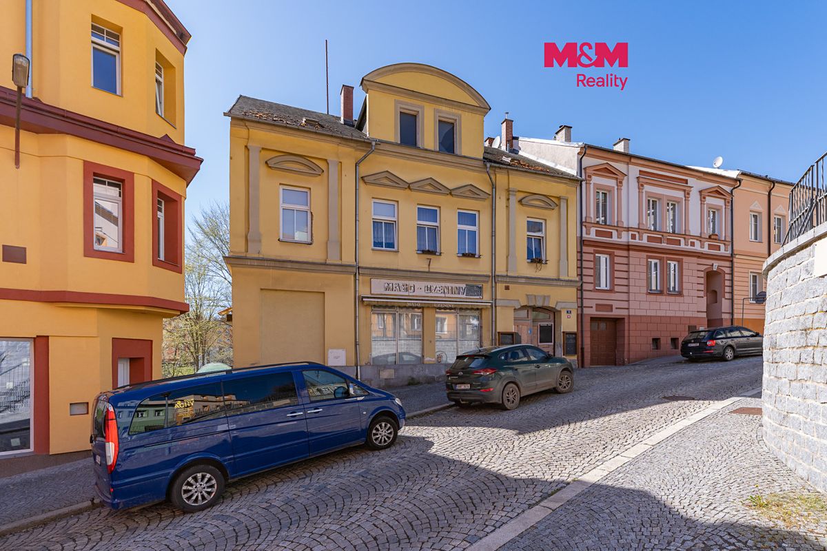 Prodej rodinného domu 364 m², pozemek 613 m²